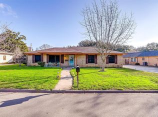 913 S Colonial Dr, Cleburne, TX 76033