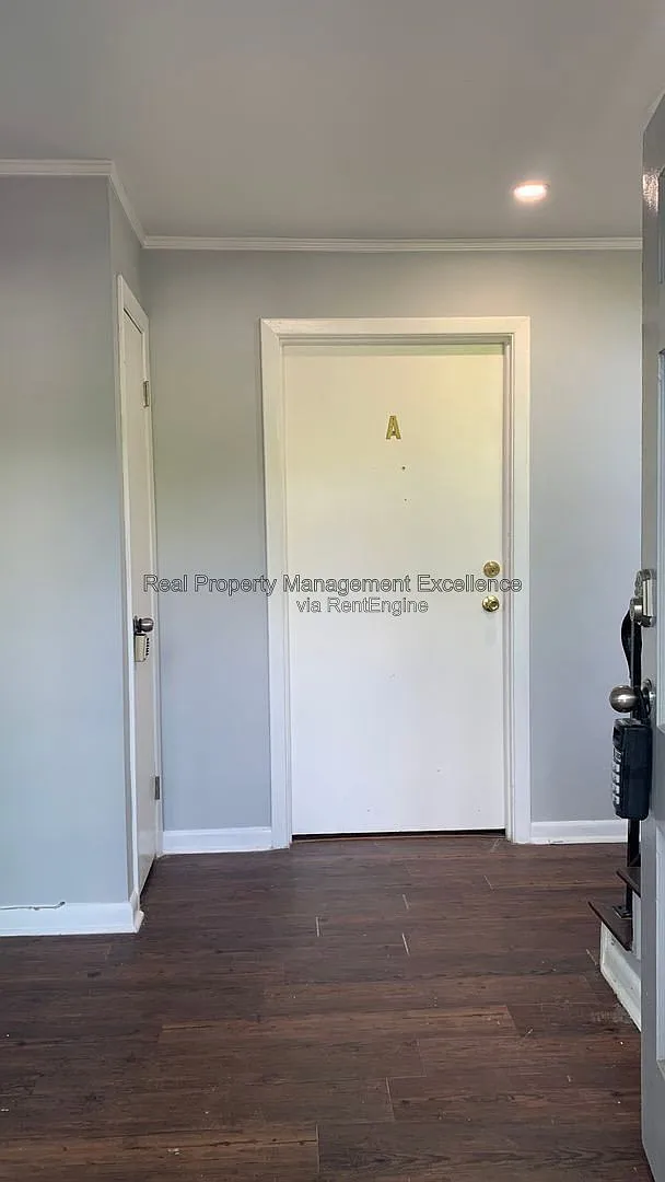 1 bed, 1.0 bath, 450 sqft, $945 — Photo 2