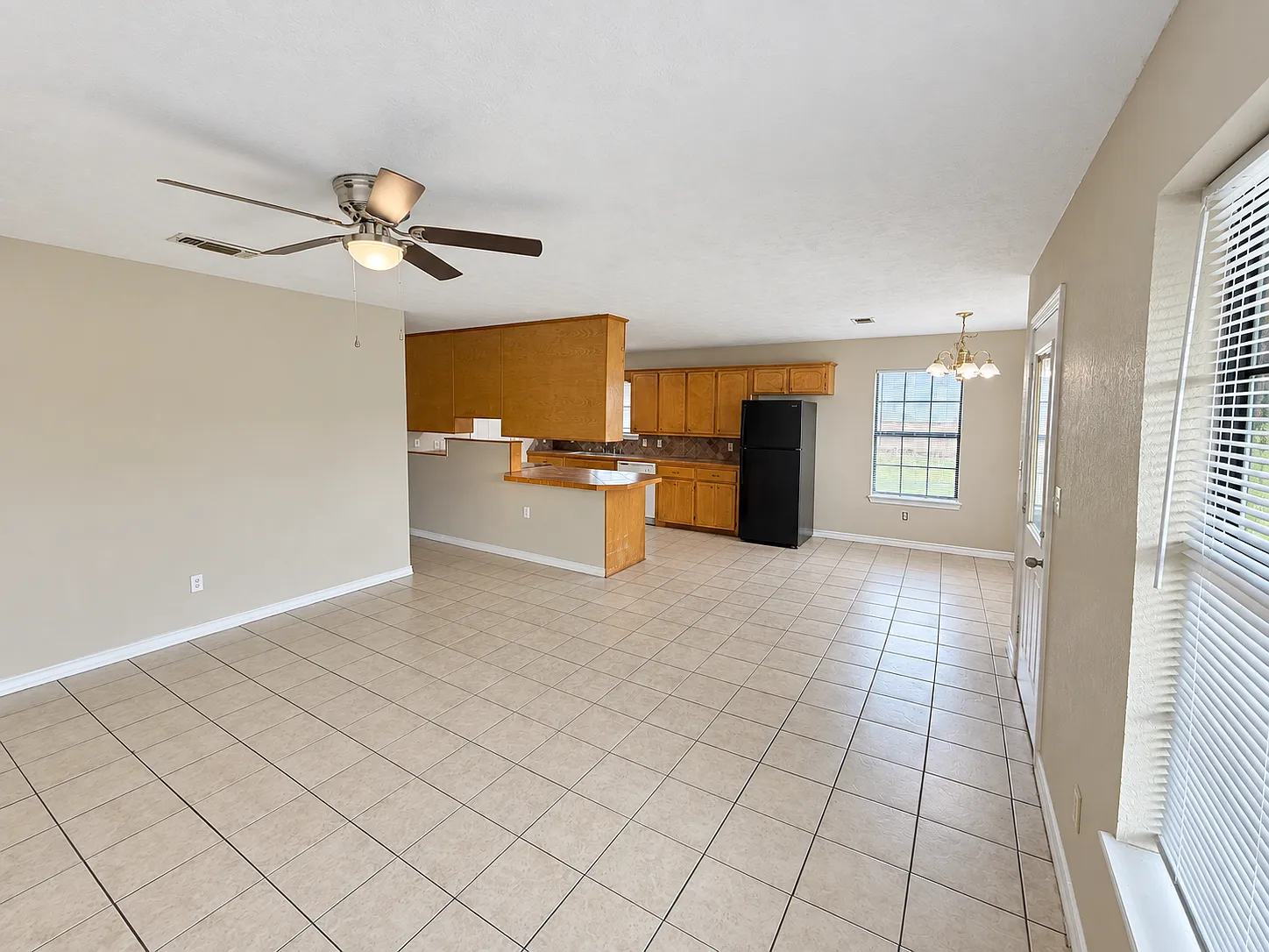 3 bed, 1400 sqft, $1,300 — Photo 3