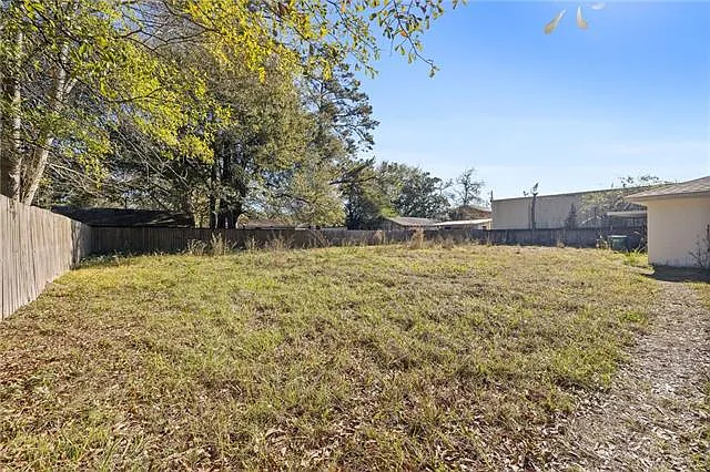 112 N Scanlan St — Photo 13