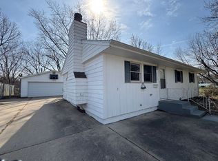 2525 Crestview Dr, Bettendorf, IA