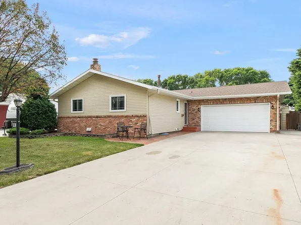 3130 Edgewood Dr N, Fargo, ND 58102