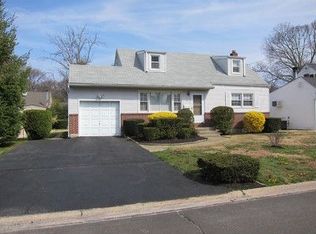 17 Harriet Rd, North Babylon, NY 11703