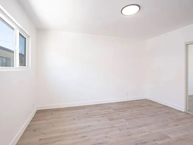 1042 N Orange Grove Ave — Photo 9
