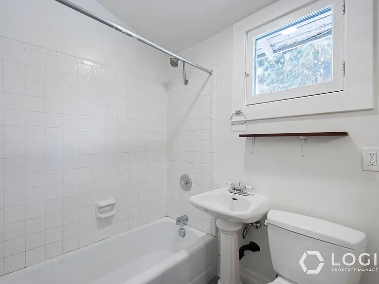 423 S Douglas St #UPSTAIRS — Photo 16