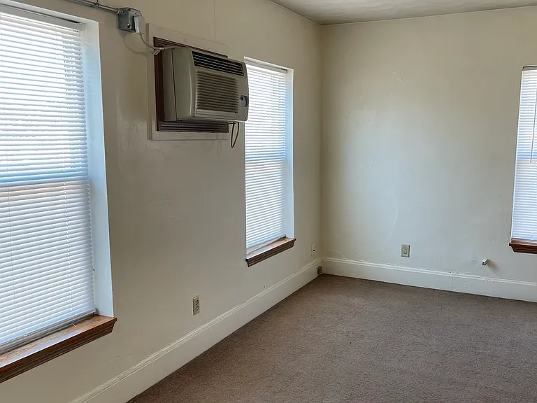 523 E Burlington St #3 — Photo 9