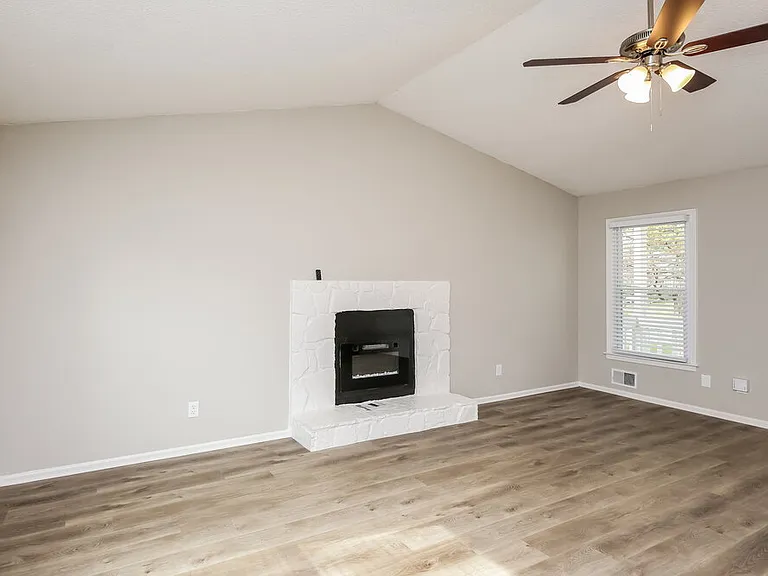 649 Edwards Ct — Photo 5
