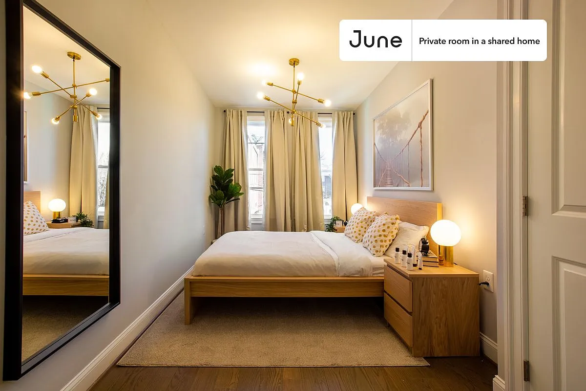 Queen bedroom in 4 bed/3.5 bath home in Petworth #289 C — Photo 1