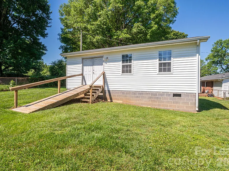 2020 Helen Dr — Photo 32