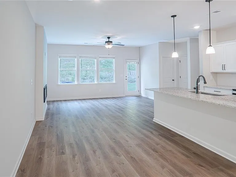 411 Summit View Ln — Photo 2