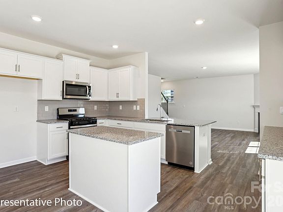 5th image of 1611 Secrest Commons Dr