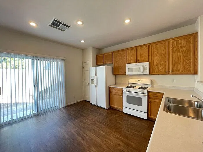 2 bed, 2.5 bath, 1170 sqft, $1,685 — Photo 4