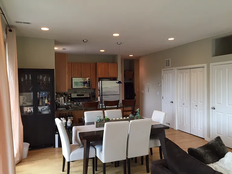 1150 N Hoyne Ave — Photo 6