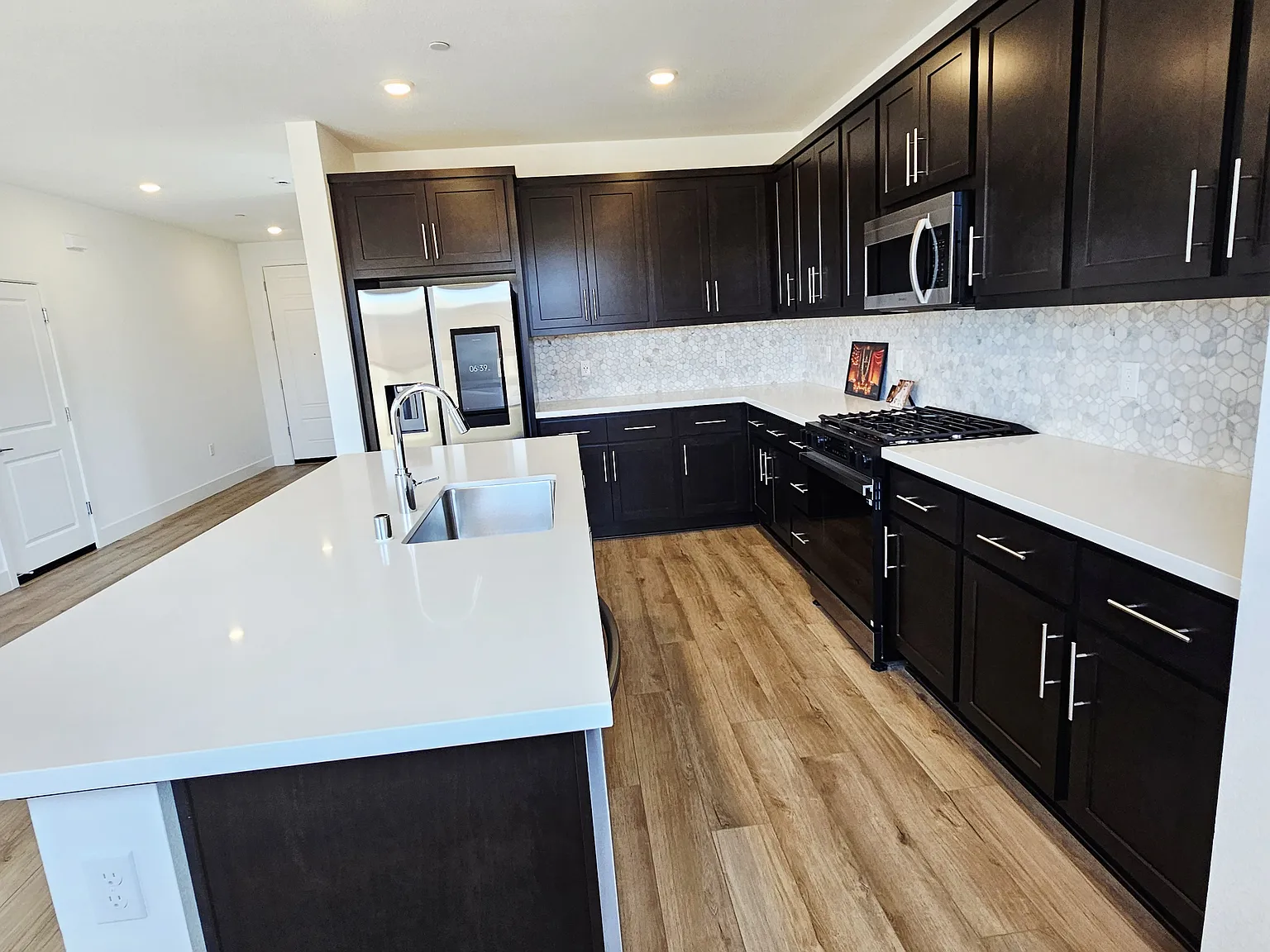 4 bed, 2566 sqft, $3,495 — Photo 3
