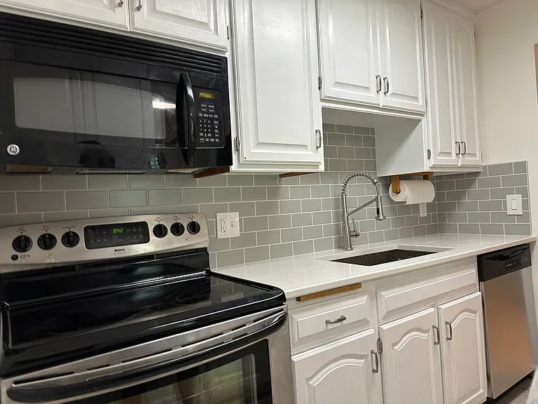 35 Nathan Ln N #121 — Photo 2