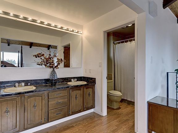 2nd image of 929 Iris Ave