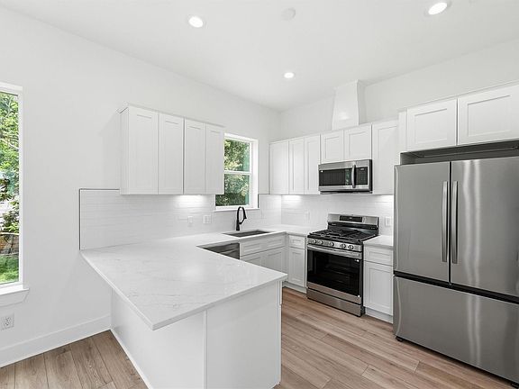2nd image of 944 Homer St