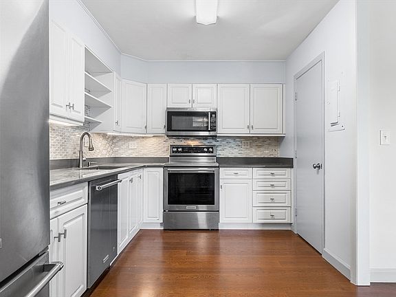 2nd image of 20 Hammond Pond Pkwy APT 606