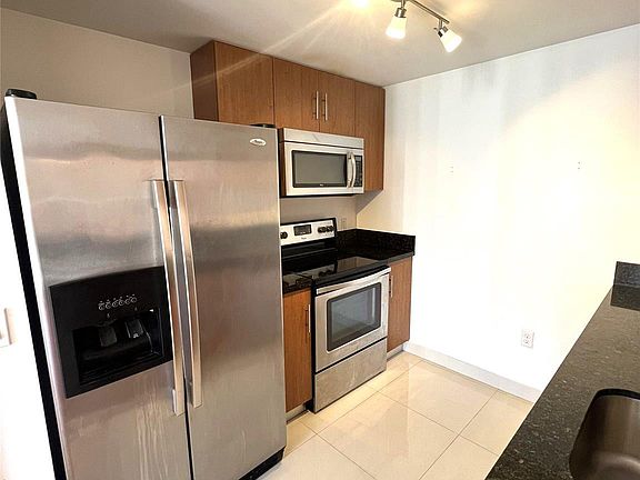5th image of 601 NE 23rd St APT 904