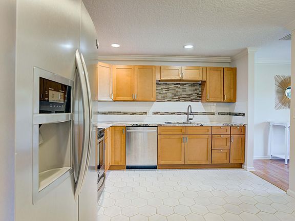 5th image of 8 Lexington Ln E APT B