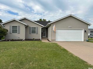302 W Heather Glen Dr, Eldridge, IA 52748
