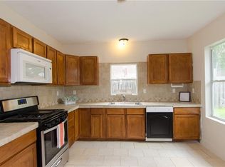 614 Victoria St, Taylor, TX 76574