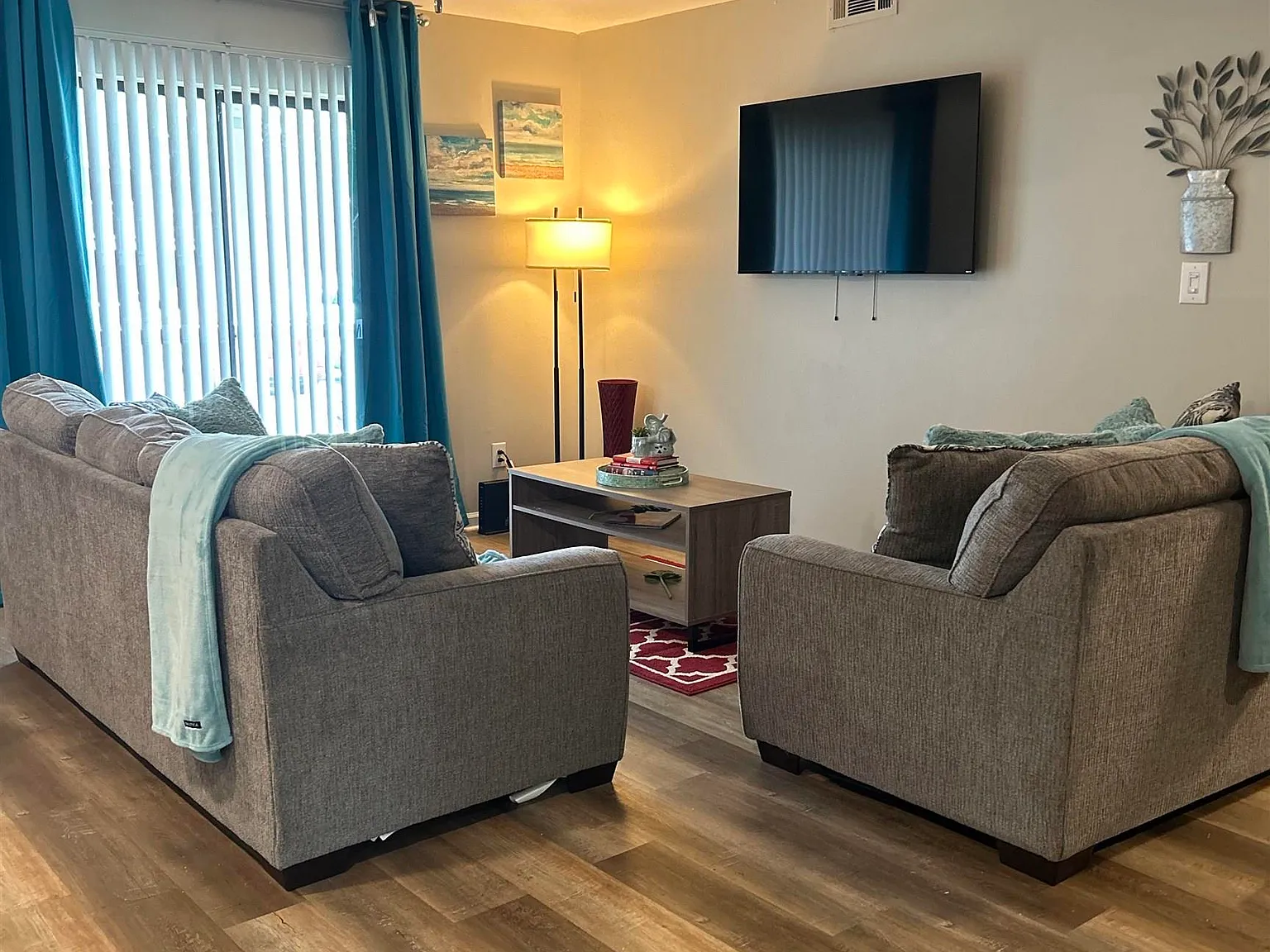 1 bed, 1.0 bath, 741 sqft, $1,100 — Photo 2