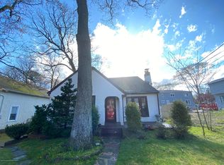 208 Woodcrest Rd, Oakhurst, NJ 07755