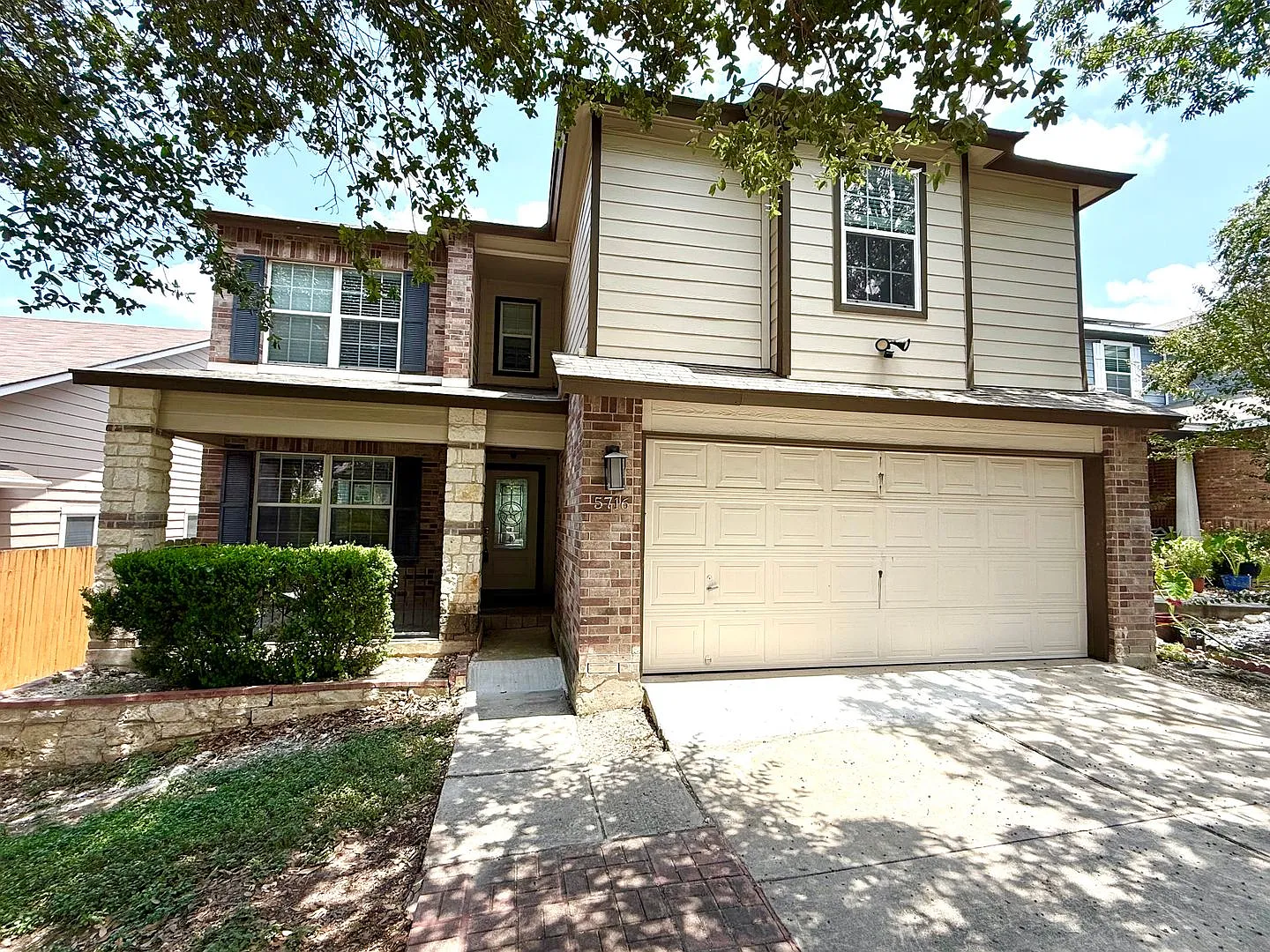 *Move In Special* Gorgeous Four Bedroom Home With Covered Patio Near Medical Center!! — Photo 1