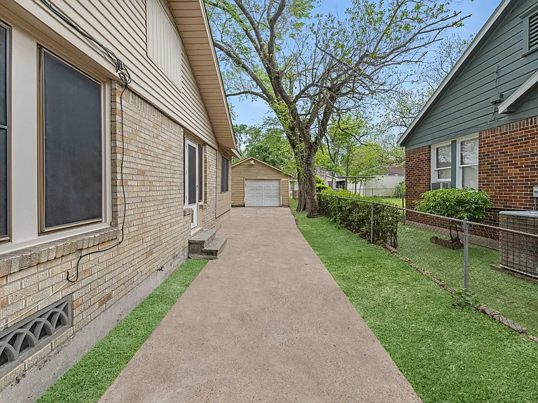 512 Gale St — Photo 5
