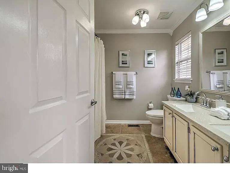 216 Waverly Ct — Photo 18