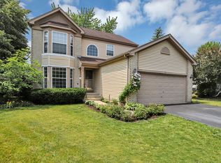 10 Monarch Ct, Lake In The Hills, IL 60156