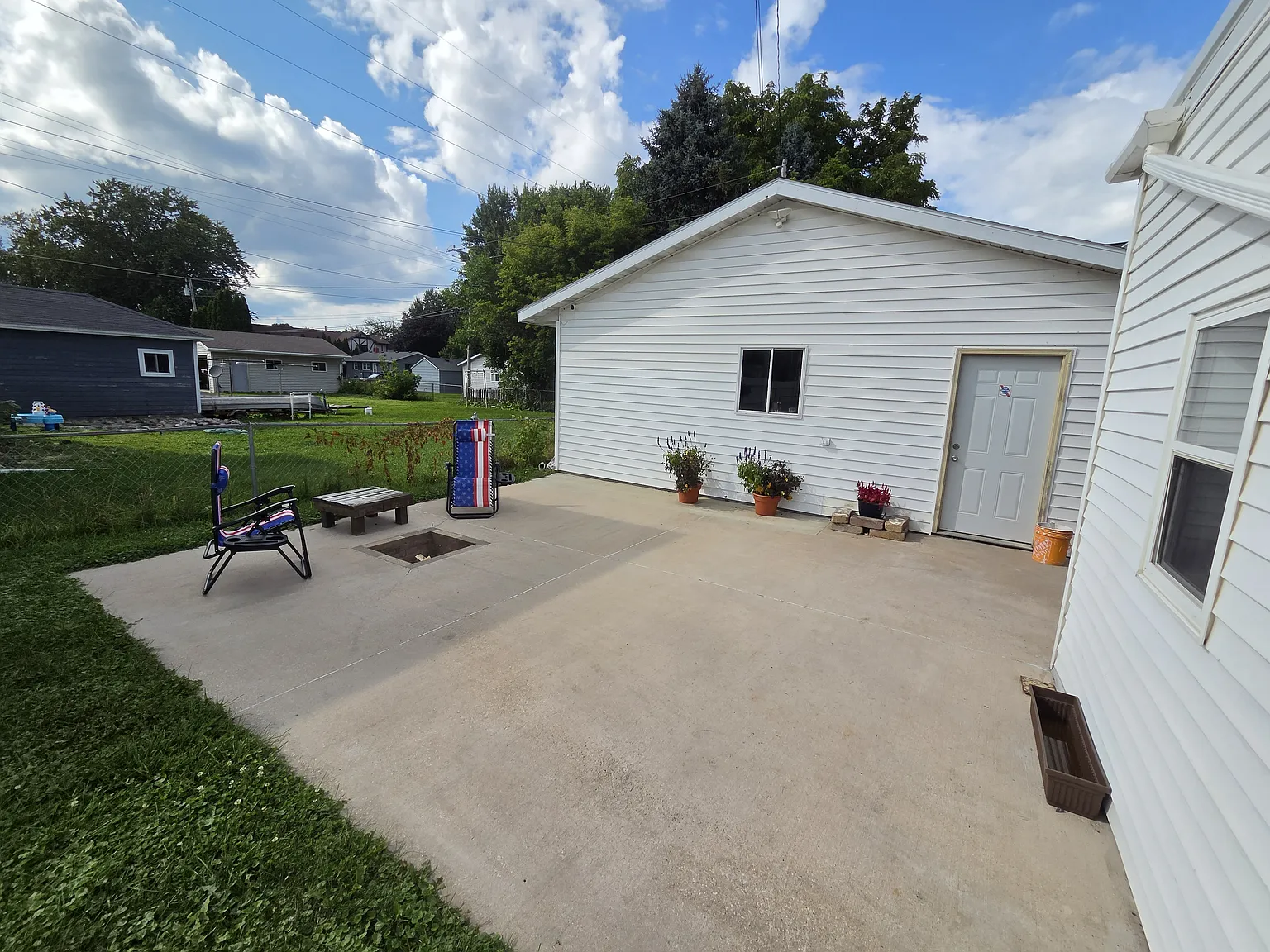 129 W Scott St — Photo 4