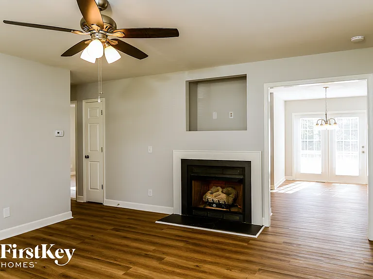 1259 Vincent Dr — Photo 2