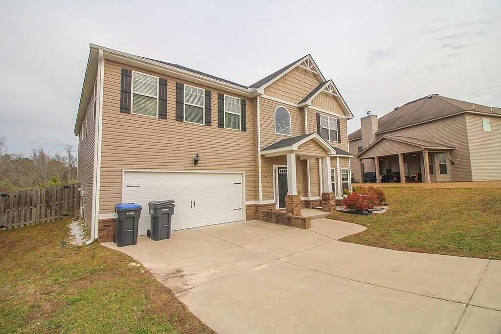 4 bed, 2.5 bath, 3432 sqft, $2,295 — Photo 3