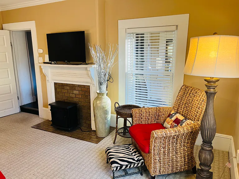 147 E Chestnut St #8 — Photo 9