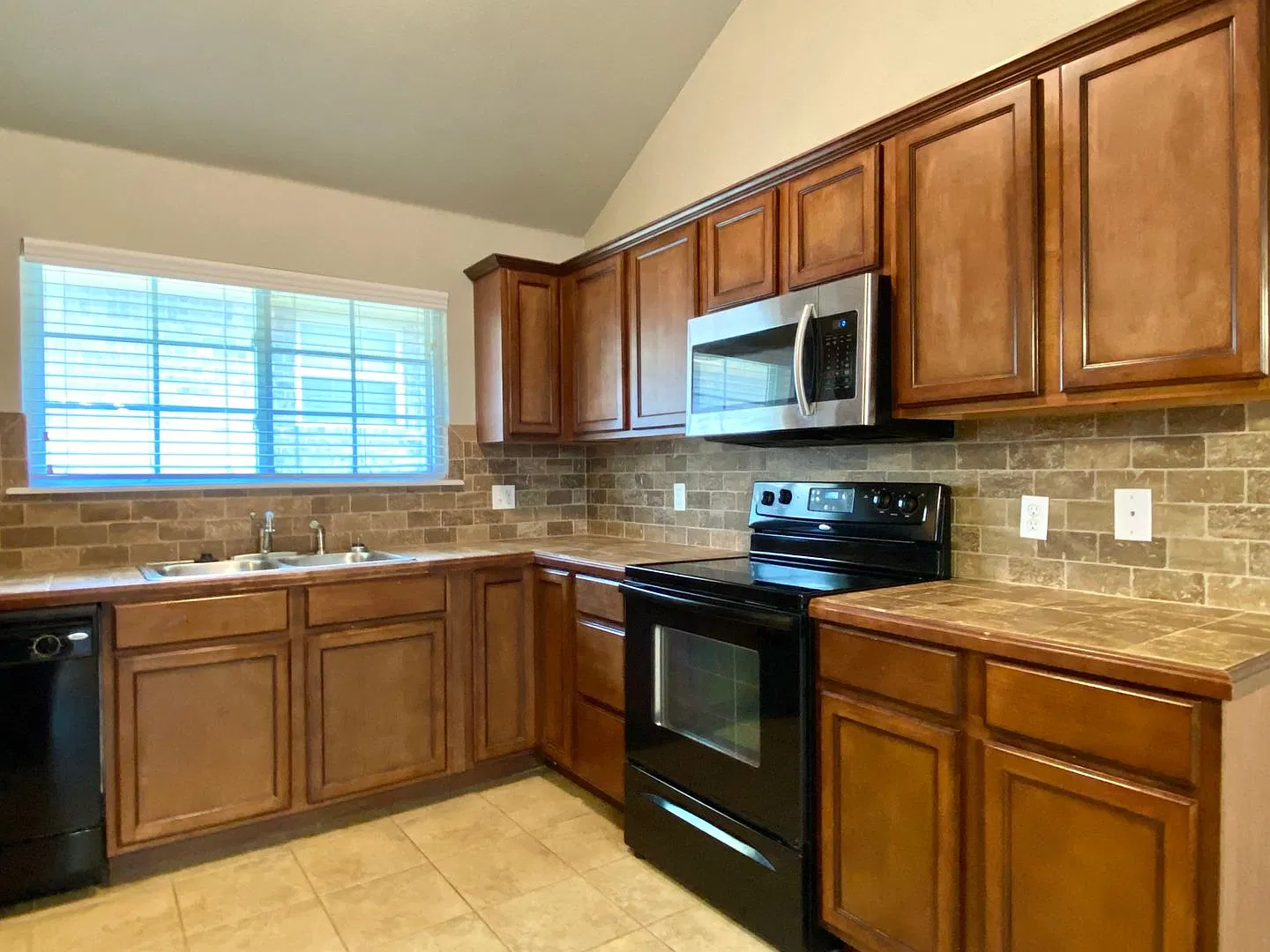 Great 4 Bed, 2 Bath Home in Mustang Schools — Photo 3