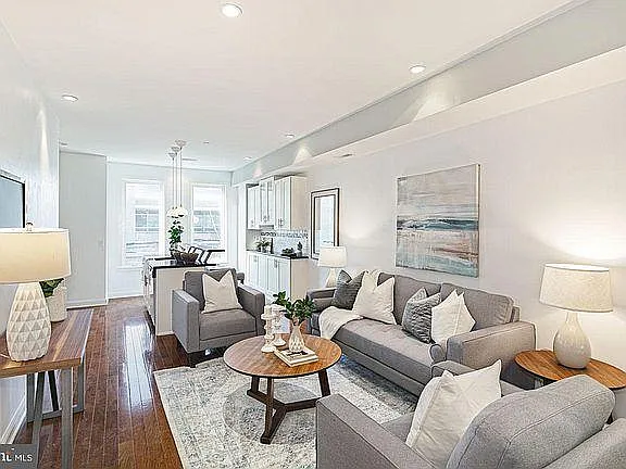 2 bed, 885 sqft, $1,975 — Photo 2