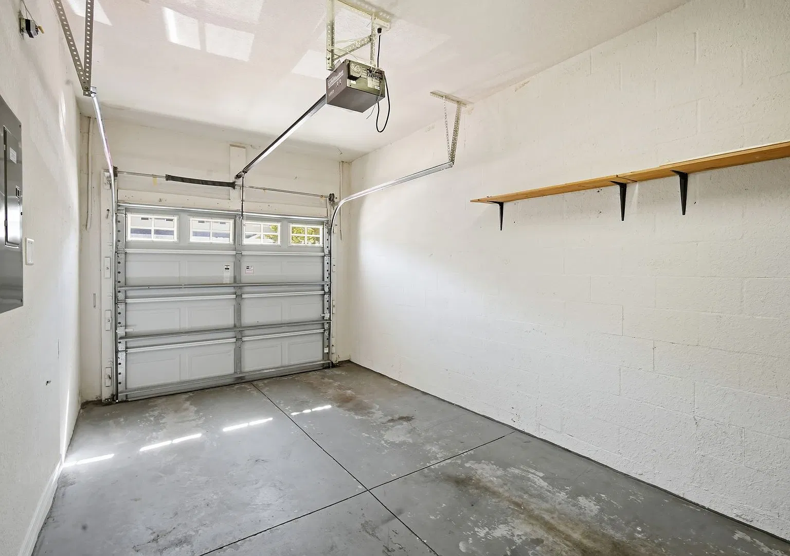 Beautiful 3-Bedroom Townhome in Gated Community Water & Cable Included — Photo 4