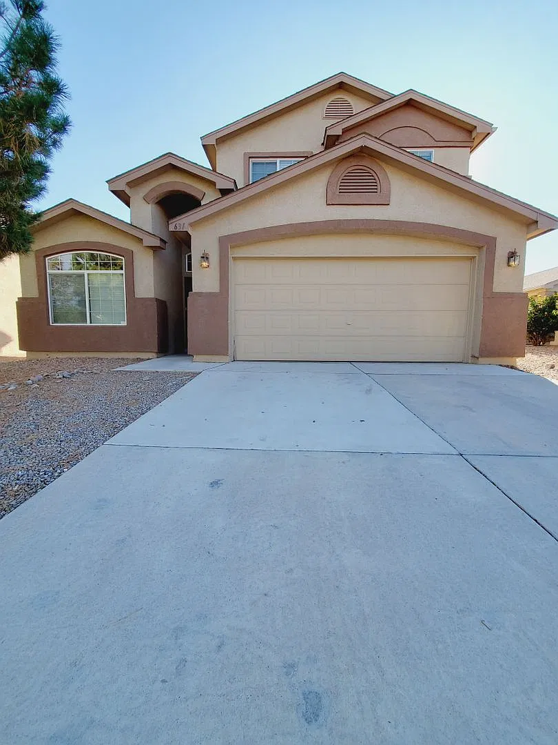 Stunning and Spacious 3 bed 2.5 bath home in Huning Ranch! — Photo 1