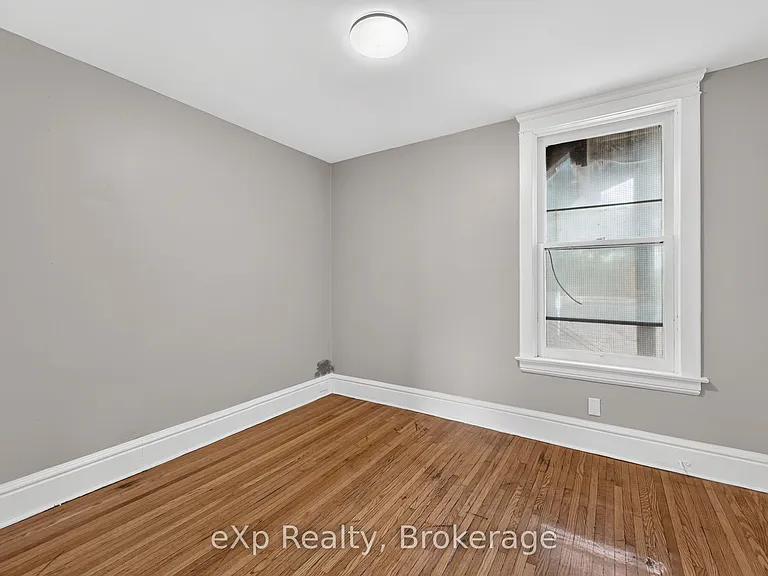 31 Waterloo St S — Photo 15