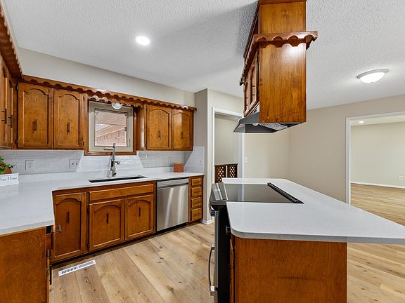 3rd image of 2125 N Ridgewood St