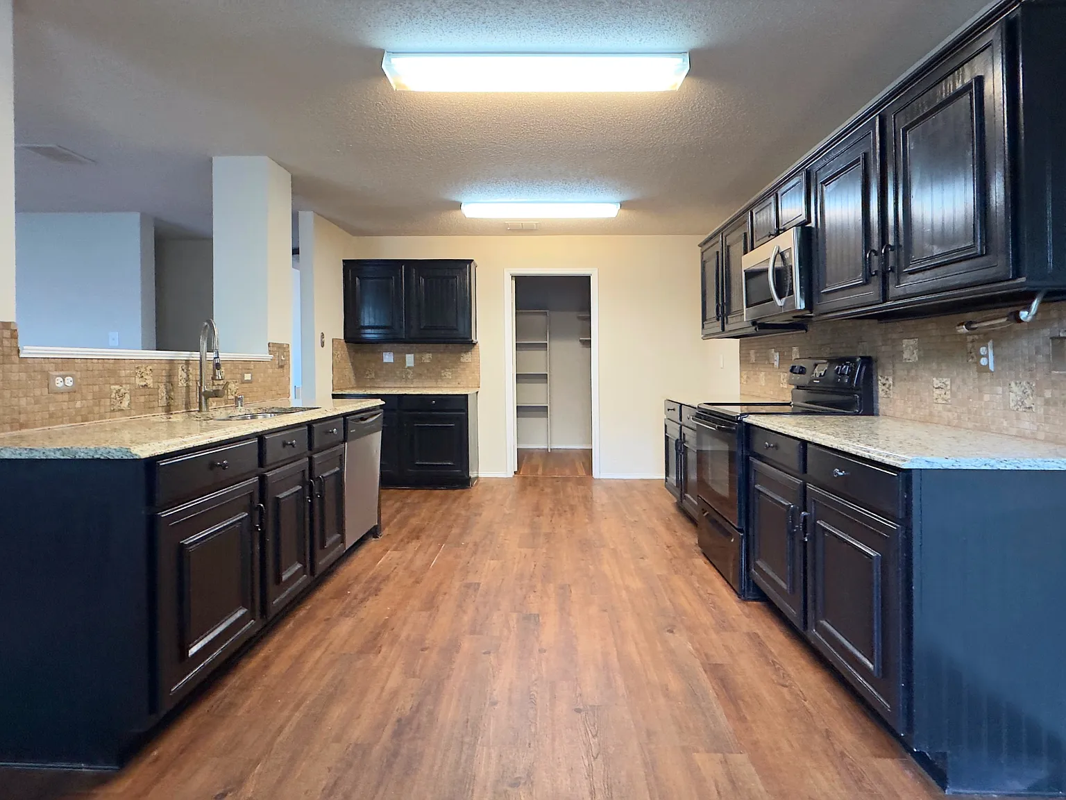 4 bed, 2.5 bath, 2907 sqft, $2,350 — Photo 4