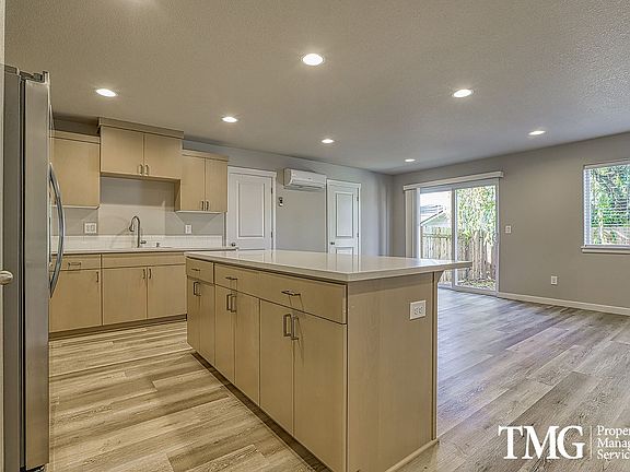 5th image of 4810 NE 37th Ct