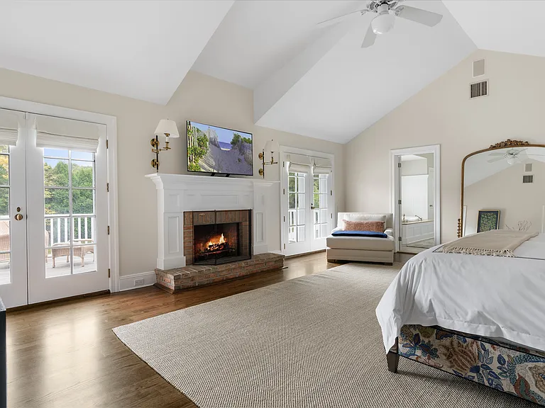 327 Georgica Rd — Photo 11