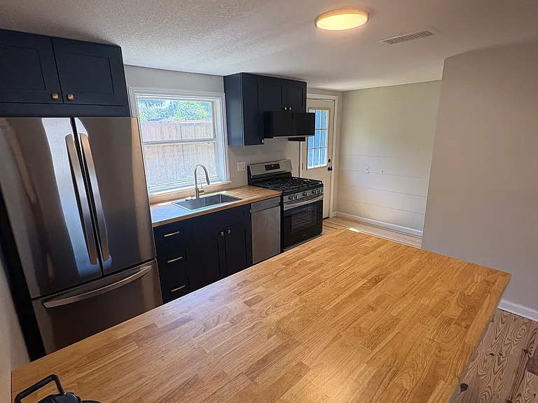2755 N 9th Ave — Photo 4