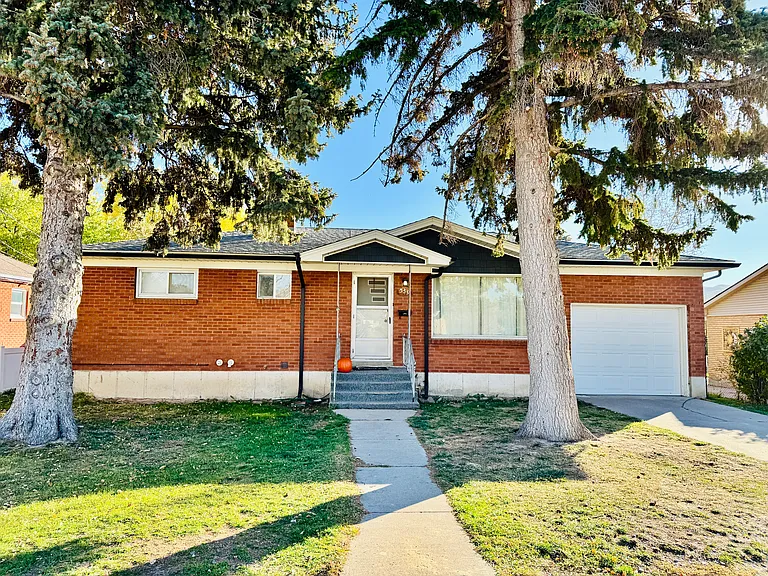559 W Pine St — Photo 1