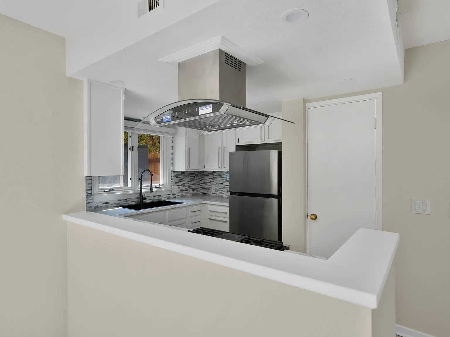 2 bed, 1.0 bath, $4,250 — Photo 2