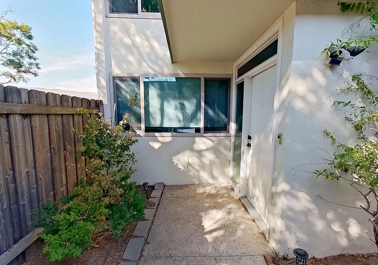 Spacious downtown 2-bedroom/ 1.5-bathroom Condo Available Now — Photo 3