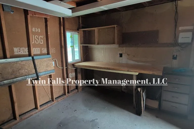 3073 Vickie Ln — Photo 32
